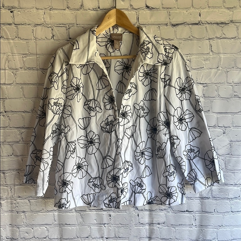 Chico’s white and‎ black Floral Hook and Eye button up jacket Womans size M